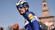 Julian Alaphilippe před startem nejdelšího jednodenního závodu Milán - San Remo, do jehož cíle dojel nakonec jako první