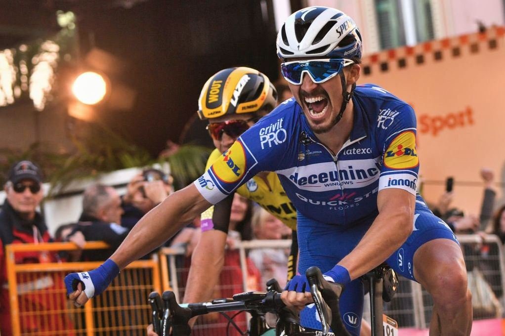 Francouz Julian Alaphilippe si dojel pro vítězství v nejdelším jednodenním závodě současnosti Milán - San Remo