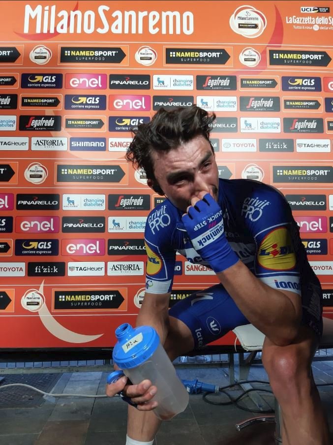 Dojatý Julian Alaphilippe po vítězství v závodě Milán - San Remo 