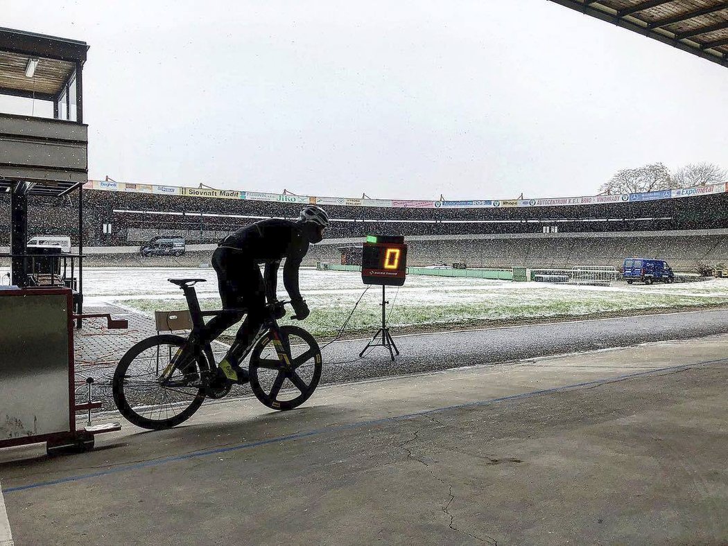 Dráhový cyklista Tomáš Bábek, nedávný šampion Evropských her z pevného kilometru, v Japonsku s přestávkami prožil dva roky a poznal mnohé o zemi, lidech i o místní speciální verzi keirinu.