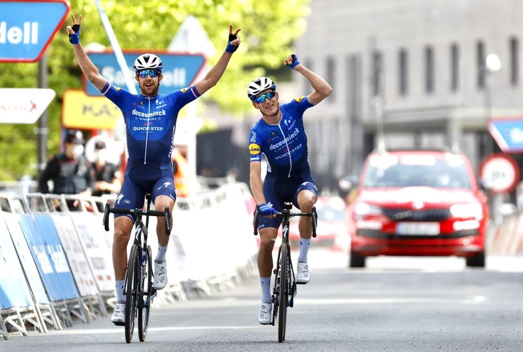 Český cyklista Josef Černý (vlevo) slaví s dánským parťákem Mikkelem Honorém první velký úspěch ve stáji Deceuninck-Quick Step v předposlední etapě závodu Kolem Baskicka