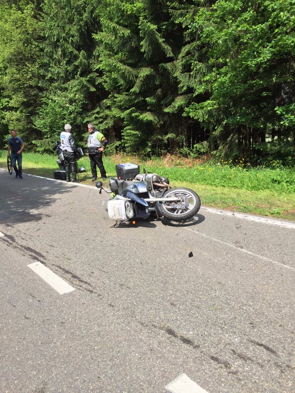 Další děsivá cyklistická nehoda s motorkou si při závodě Kolem Belgie vyžádala 19 zraněných