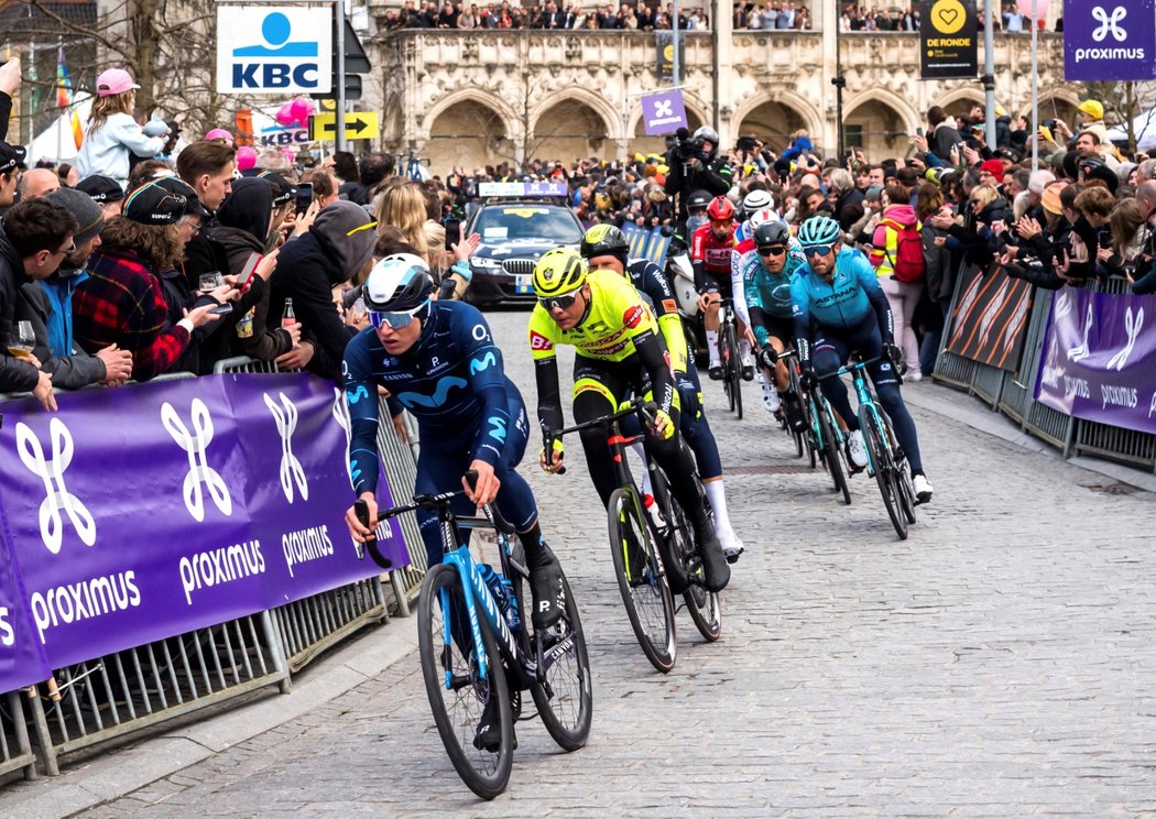 Nizozemský cyklista Mathieu van der Poel vyhrál po taktickém spurtu podruhé v kariéře po ročníku 2020 jeden z monumentů Kolem Flander