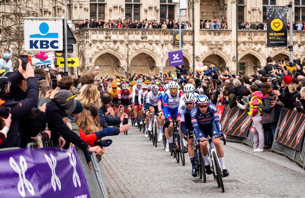 Nizozemský cyklista Mathieu van der Poel vyhrál po taktickém spurtu podruhé v kariéře po ročníku 2020 jeden z monumentů Kolem Flander