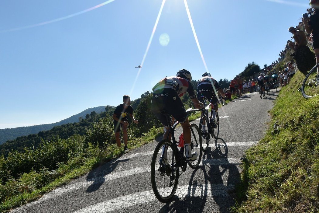 Cyklisté stoupají do jednoho z kopců závodu Kolem Lombardie 2021