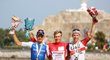 Jan Hirt (uprostřed) po svém triumfu na závodě Kolem Ománu s budoucím týmovým kolegou z Quick-Stepu Faustem Masnadou
