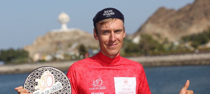 Jan Hirt se raduje z celkového triumfu v závodě Kolem Ománu