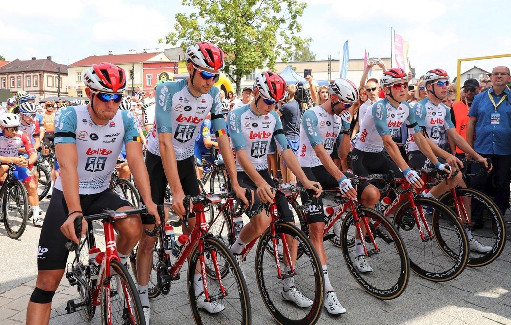 Tým Lotto Soudal před startem čtvrté etapy Kolem Polska, která měla uctít zesnulého Bjorga Lambrechta