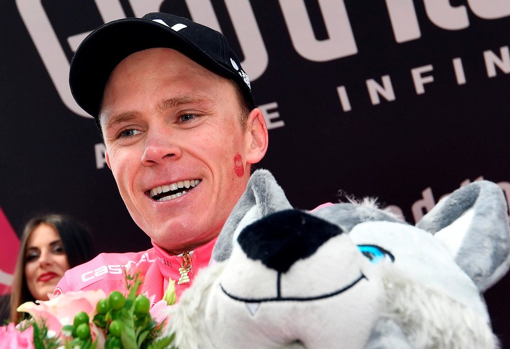 Chris Froome se raduje, jako první britský cyklista vyhraje Giro d´Italia
