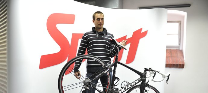 Kolo od firmy legendárního Eddyho Merckxe drží na malíčku František Prachař, cyklistický expert deníku Sport