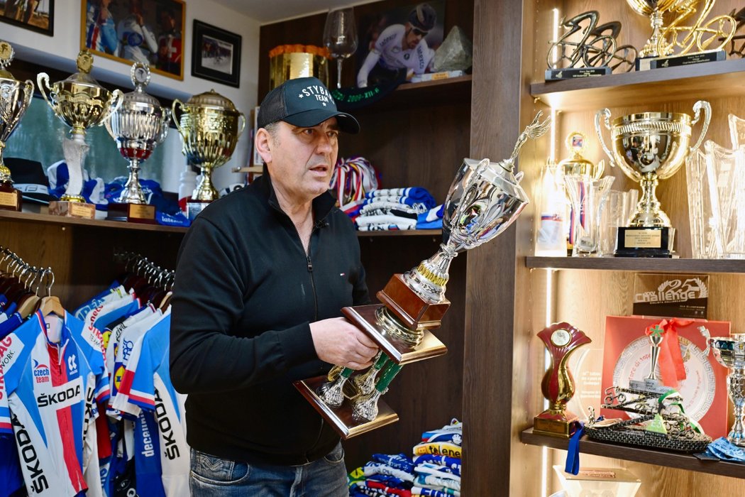 Zdeněk Štybar starší drží jednu ze synových trofejí, které má doma vystavené