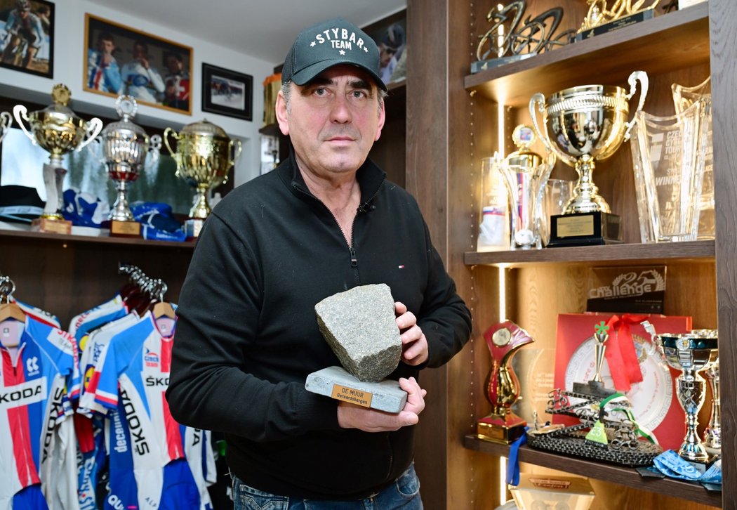 Zdeněk Štybar starší si ze všech synových trofejí zřejmě nejvíce cení kostek z Paříž-Roubaix