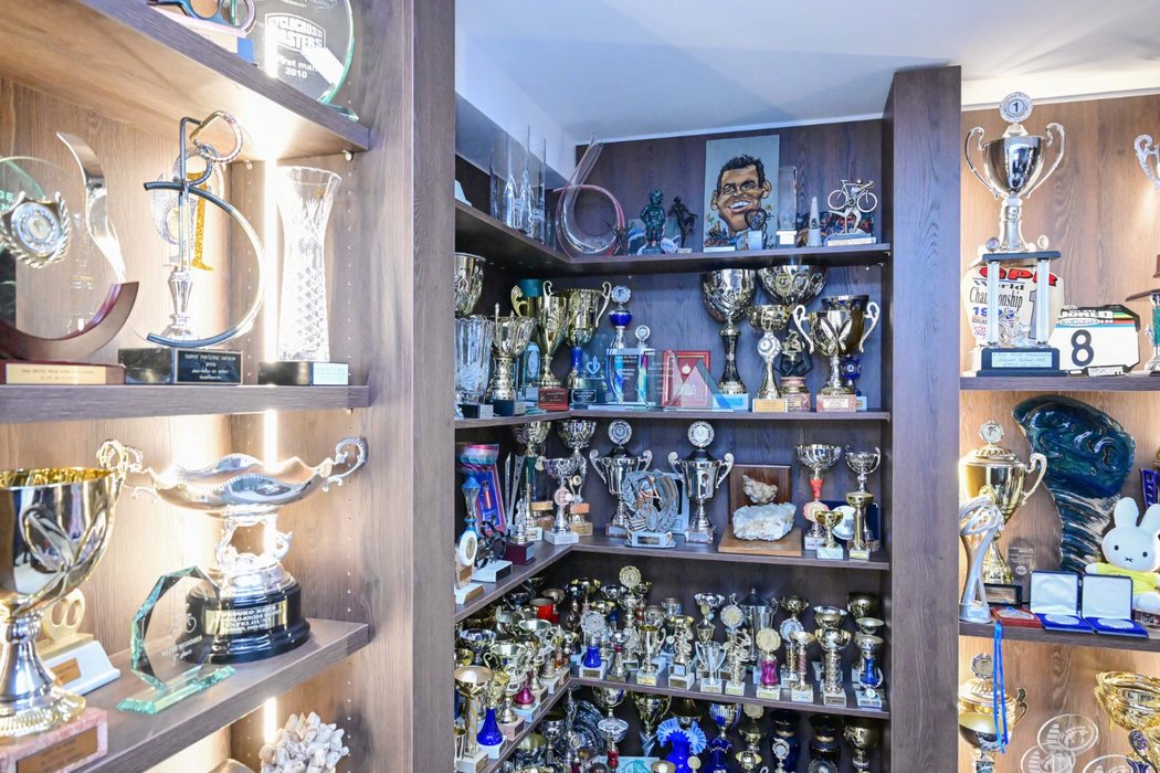 U Štybarů mají speciální místnost, ve které mají vystavené a úhledně srovnané všechny synovy trofeje