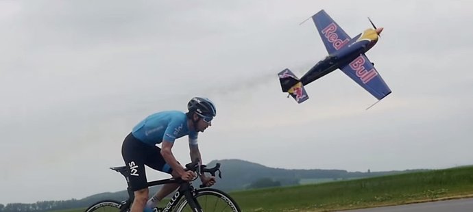 Cyklista König se setkal s akrobatickým pilotem Šonkou