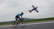 Cyklista König se setkal s akrobatickým pilotem Šonkou