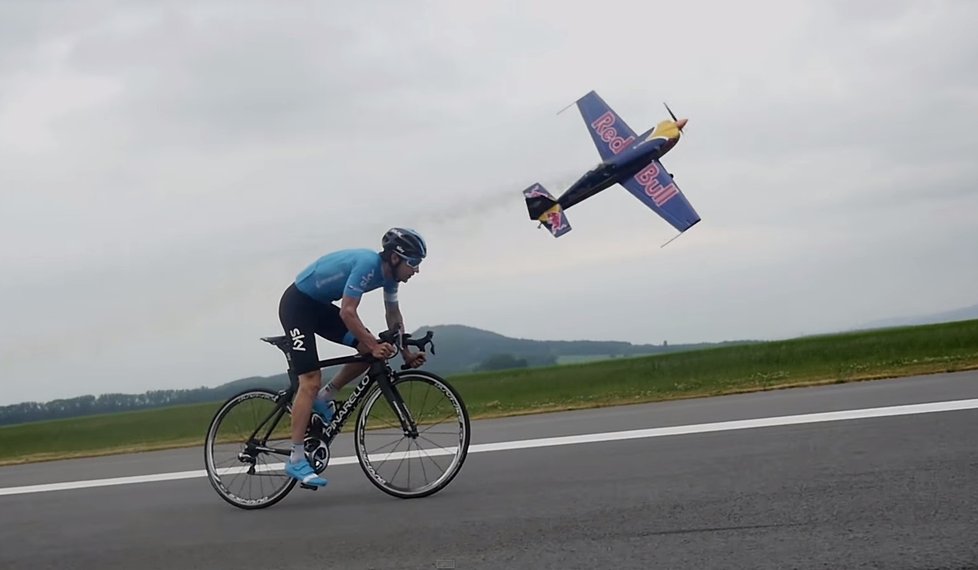 Cyklista König se setkal s akrobatickým pilotem Šonkou