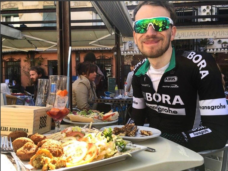 Cyklista Leopold König se usmívá na &#34;malé&#34; občerstvení, které si dopřál. &#34;Tapas recovery&#34;