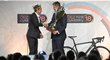 Roman Kreuziger přijímá gratulace k pátému zvolení za Krále cyklistiky