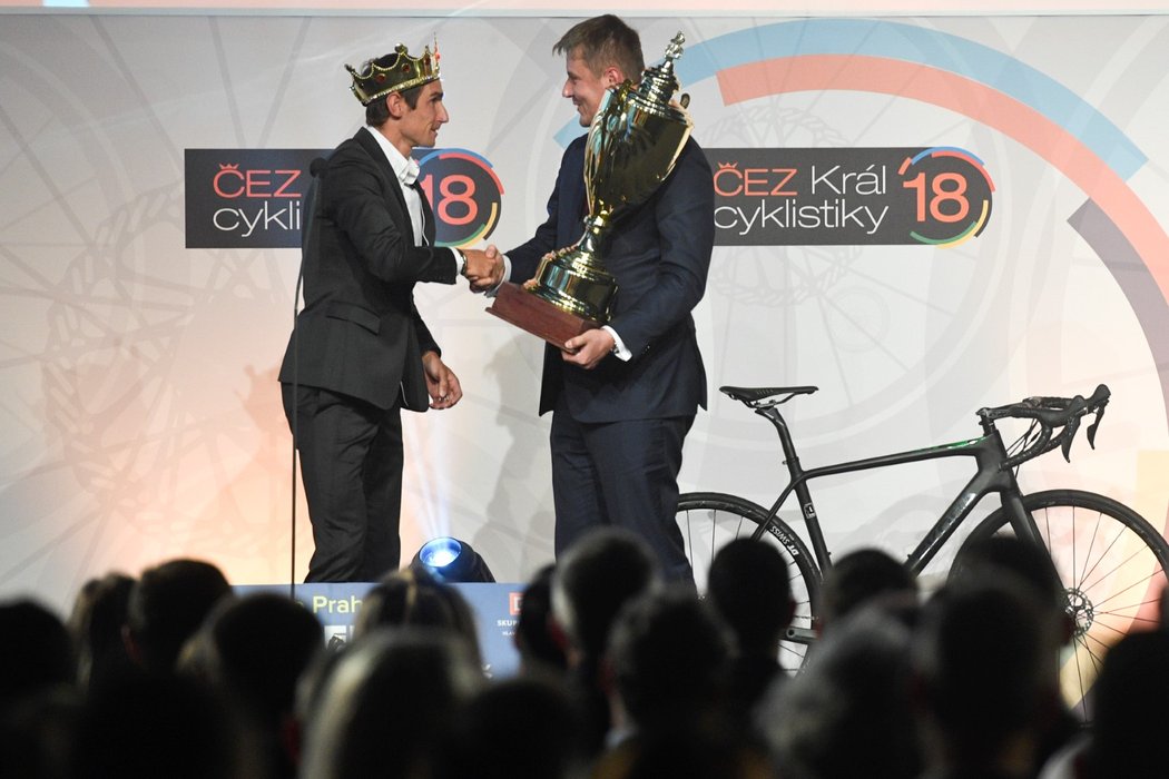 Roman Kreuziger přijímá gratulace k pátému zvolení za Krále cyklistiky