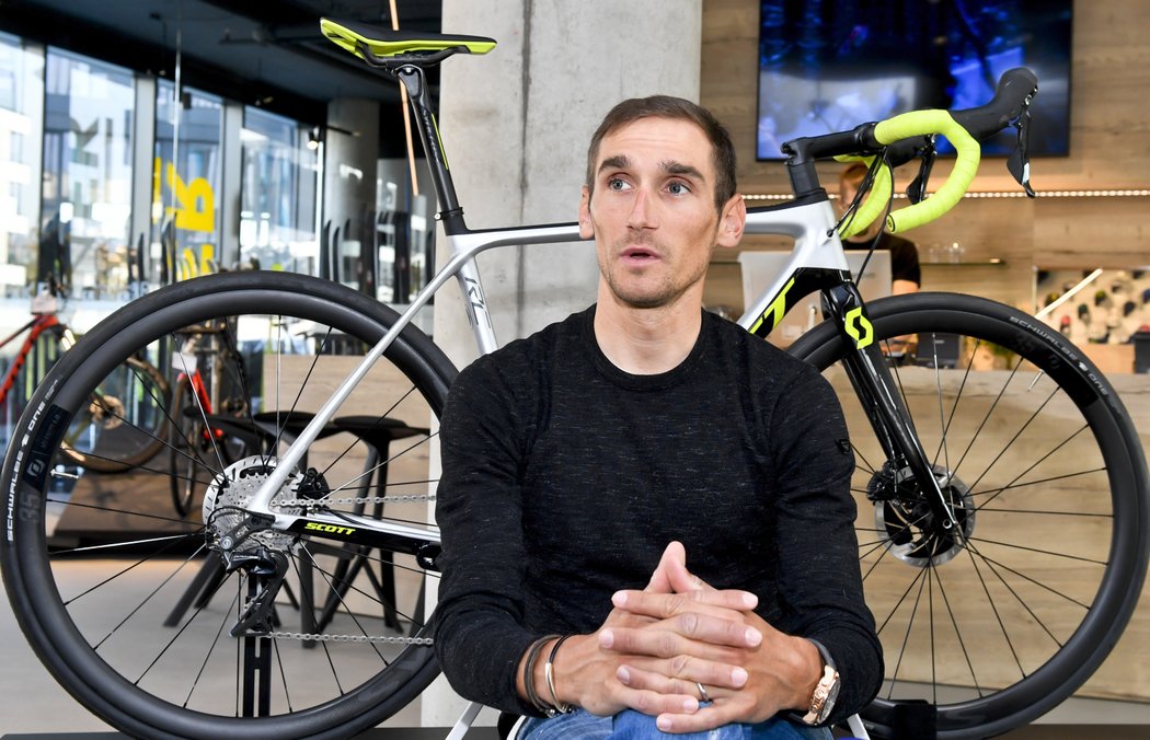 Roman Kreuziger vystoupil 17. října 2018 v Praze na tiskové konferenci k plánům do budoucna v týmu Dimension Data for Qhubeka.