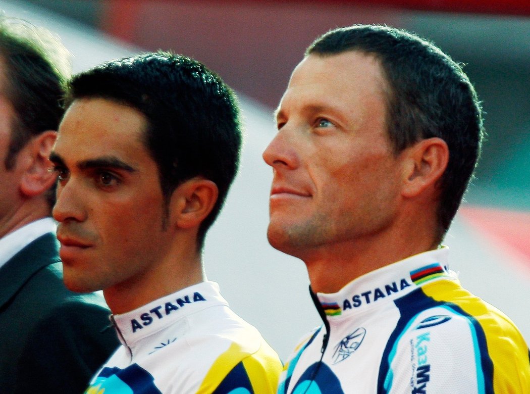 Lance Armstrong a Alberto Contador (vlevo) při týmové prezentaci Astany před 96. ročníkem Tour de France v roce 2009