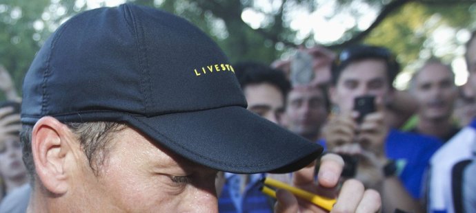 Lance Armstrong se vrací ke svému autu poté, co si zaběhal s fanoušky v Mount Royal parku