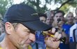 Lance Armstrong se vrací ke svému autu poté, co si zaběhal s fanoušky v Mount Royal parku