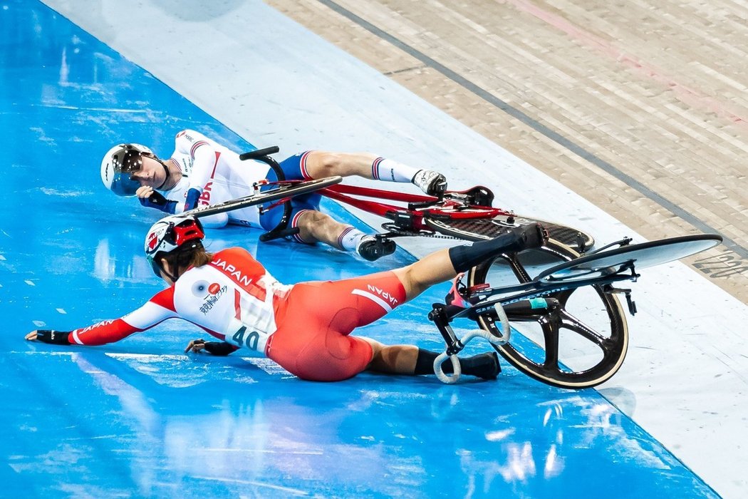 Hrozivý pád Laura Kennyová odnesla zlomenou lopatkou