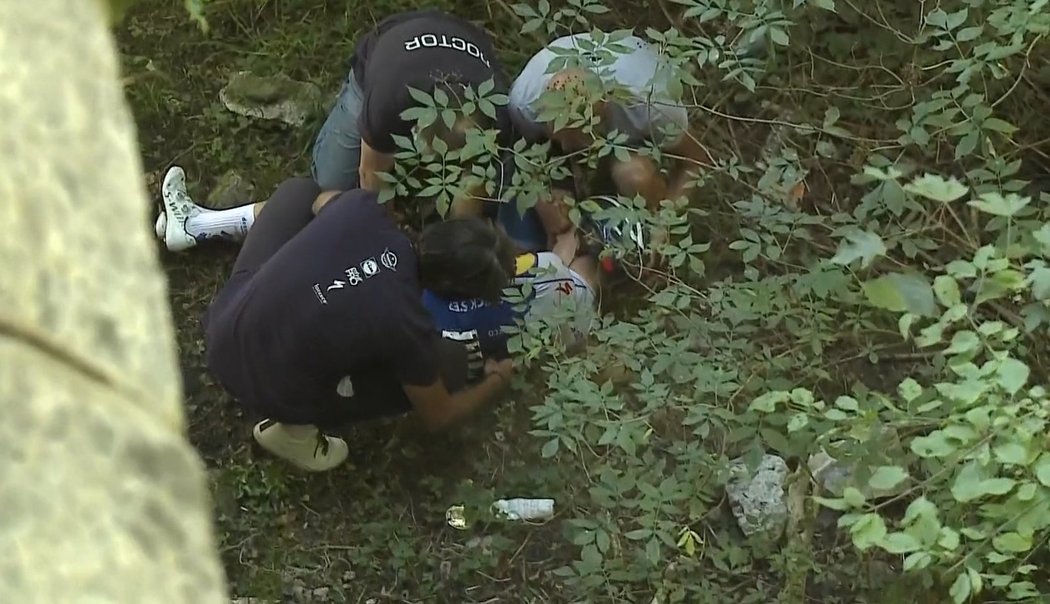 Belgický cyklistický talent Remco Evenepoel v závěru závodu Kolem Lombardie spadl z mostu.