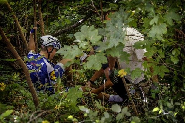 Belgický cyklistický talent Remco Evenepoel v závěru závodu Kolem Lombardie spadl z mostu.