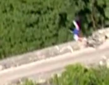 Belgický cyklistický talent Remco Evenepoel v závěru závodu Kolem Lombardie spadl z mostu.