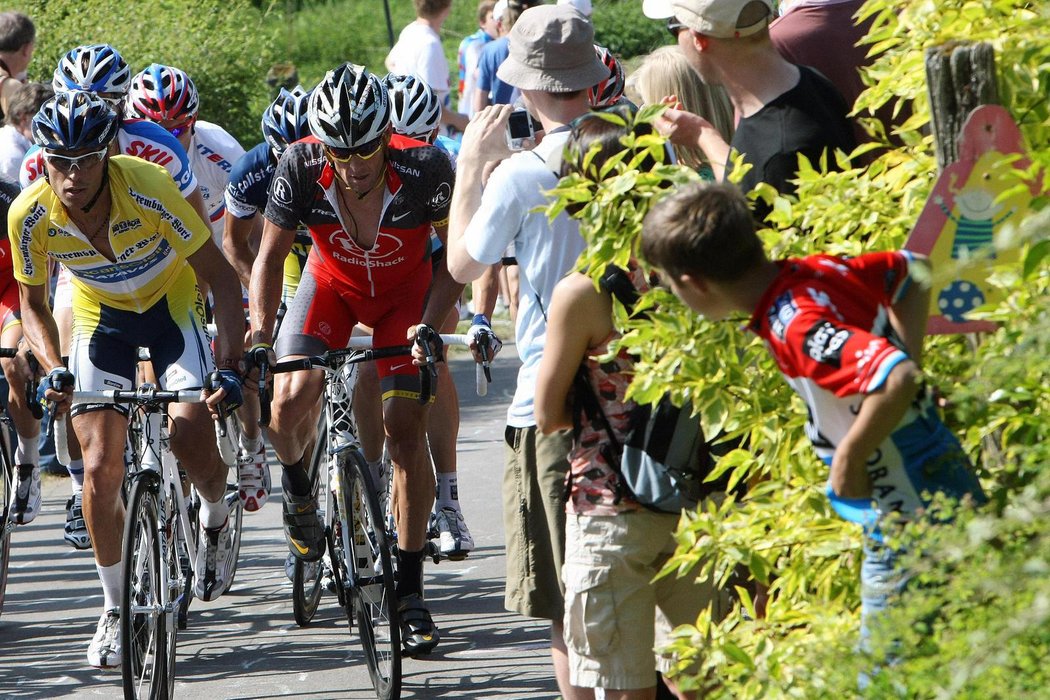 Lance Armstrong (uprostřed) na čele pelotonu závodu Kolem Lucemburska, vlevo Ital Matteo Carrara