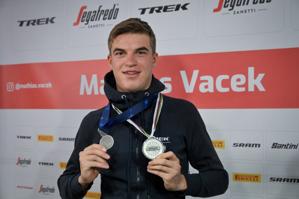 Mathias Vacek pózuje po tiskové konferenci se sttříbrnými medailemi, které vybojoval v letošním roce v silničním závodě na mistrovství světa a evropském šampionátu do 23 let