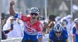 Vítěz úvodní etapy Mathieu van der Poel s celým týmem Alpecin-Fenix odstoupil kvůli pozitivnímu testu na covid u jednoho člena ze závodu Kolem SAE.