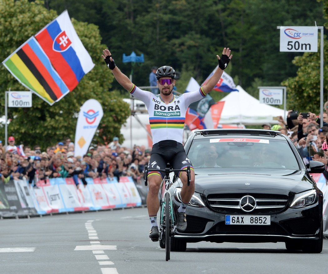 Peter Sagan se raduje z triumfu na mezinárodním mistrovství ČR a SR v cyklistice