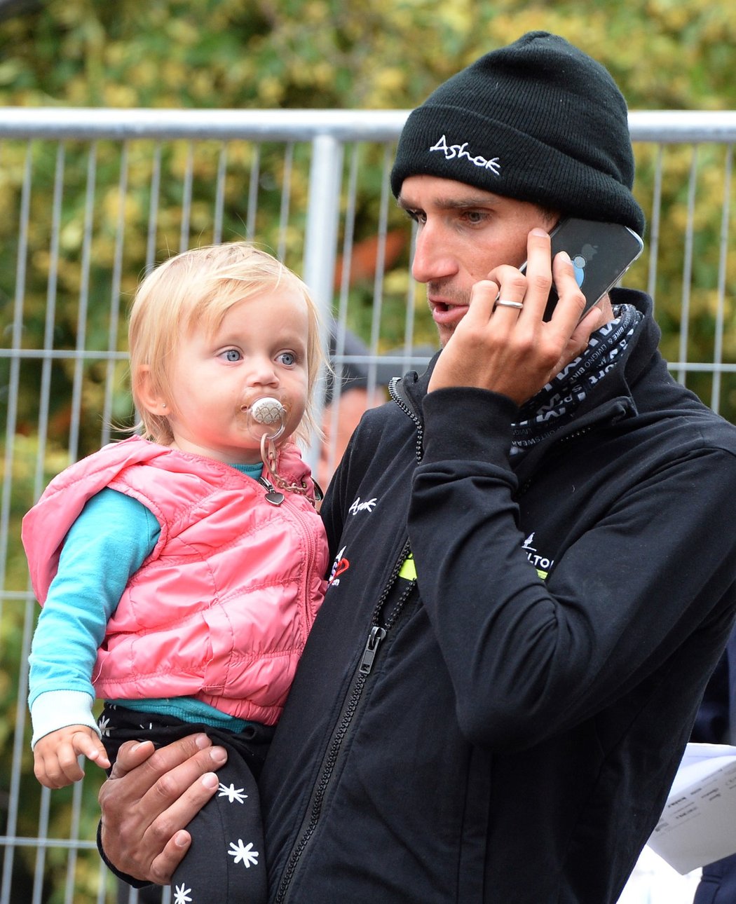 Roman Kreuziger silniční závod na MČR nedojel a v cíli už byl se svým potomkem