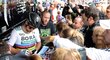 Peter Sagan se podepisuje svým fanouškům před startem závodu