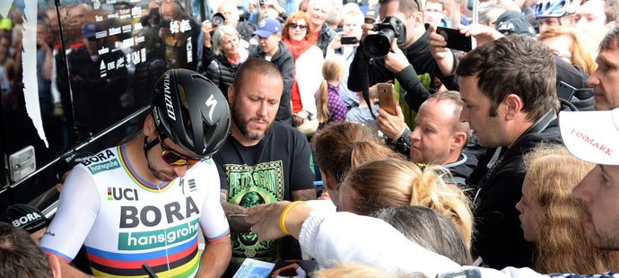 Peter Sagan se podepisuje svým fanouškům před startem závodu