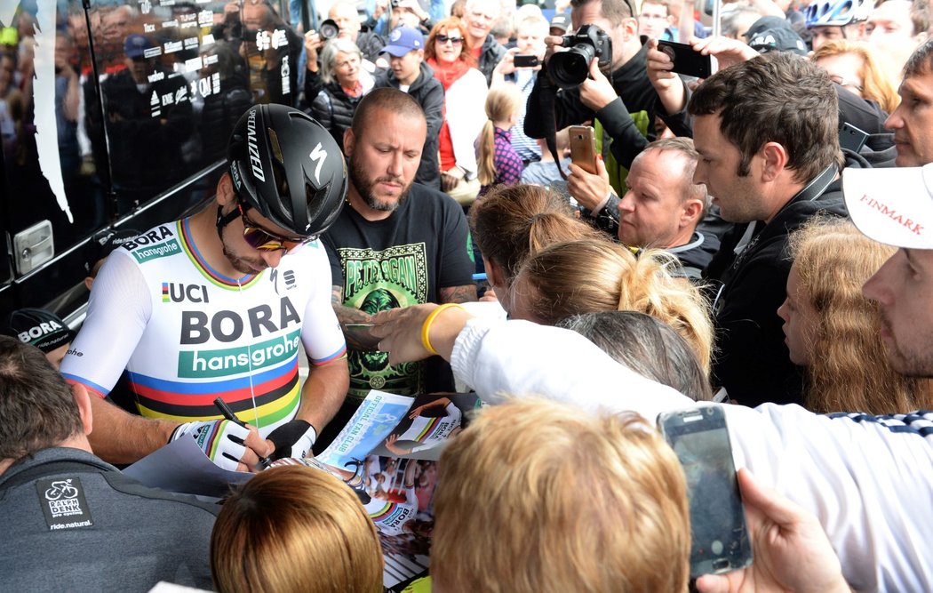 Peter Sagan se podepisuje svým fanouškům před startem závodu