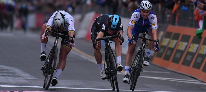 Michal Kwiatkowski (uprostřed) finišuje v závodě Milan - San Remo těsně před Peterem Saganem (vlevo)