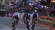 Michal Kwiatkowski (uprostřed) finišuje v závodě Milan - San Remo těsně před Peterem Saganem (vlevo)