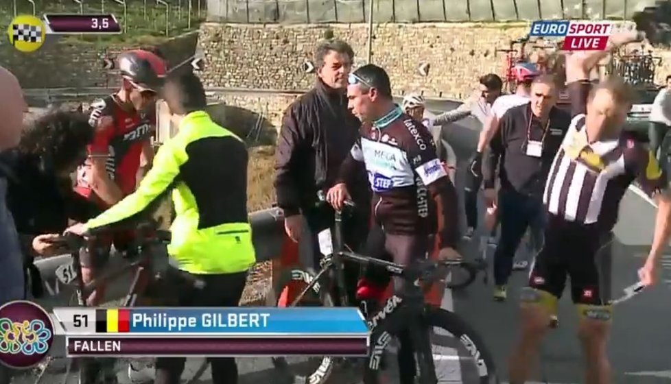 Philippe Gilbert (vpravo) se rozčiluje po pádu v závěru klasického závodu Milán - San Remo, vzadu za ním je i Zdeněk Štybar