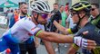 Slovenský šampion Peter Sagan se v cíli společného mistrovství republiky zdraví s Lukášem Kubišem