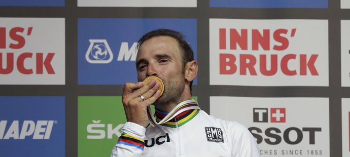 Alejandro Valverde se raduje ze své zlaté medaile na mistrovství světa