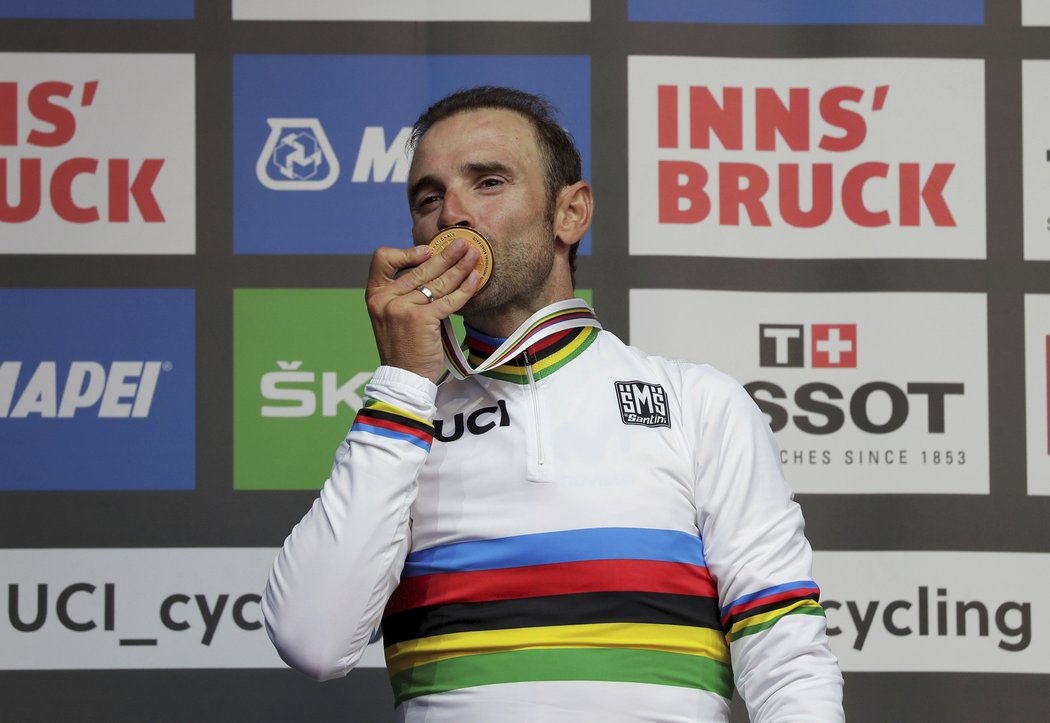 Alejandro Valverde se raduje ze své zlaté medaile na mistrovství světa