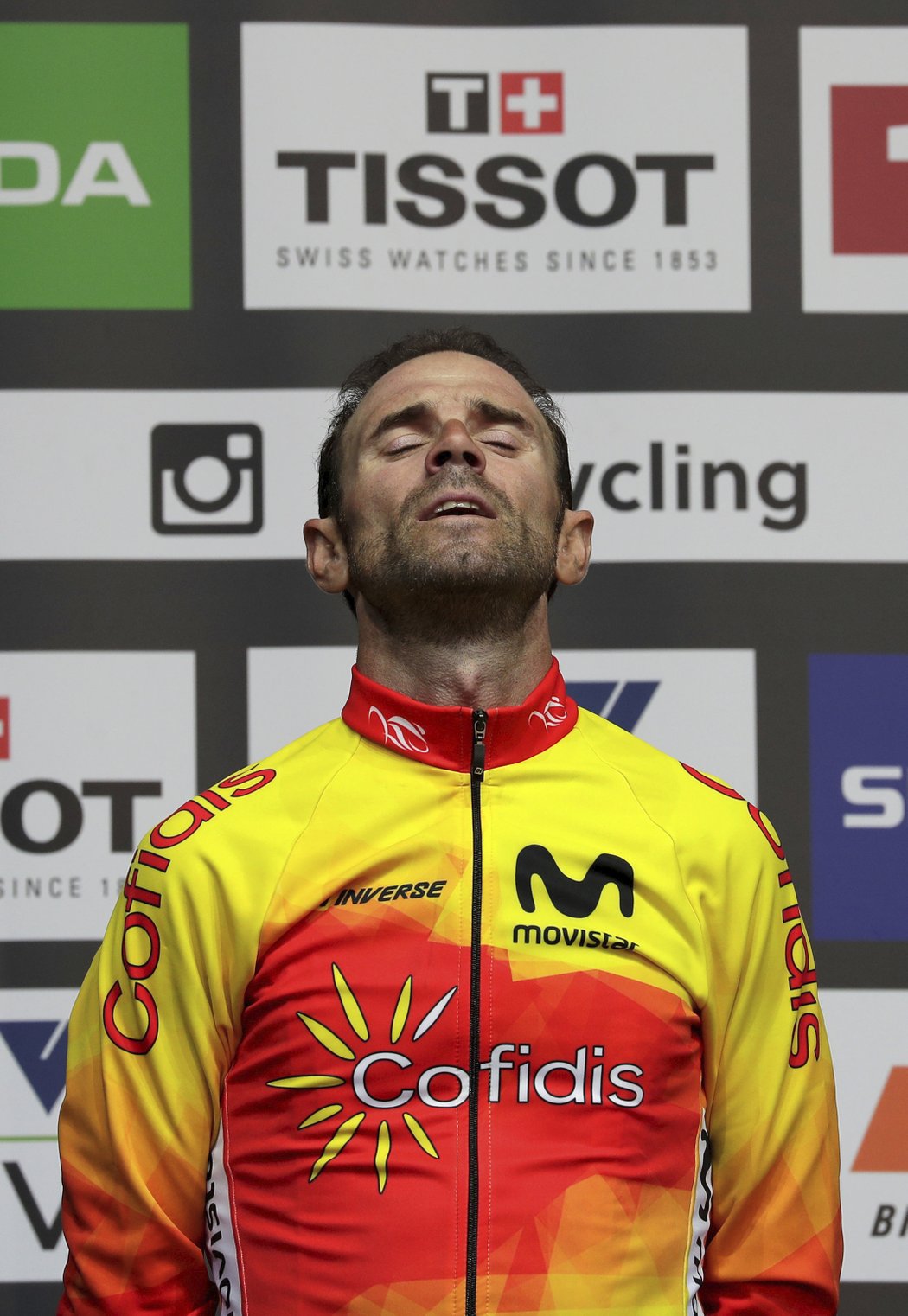 Dojatý Alejandro Valverde na stupních vítězů po svém triumfu v silničním závodě na MS