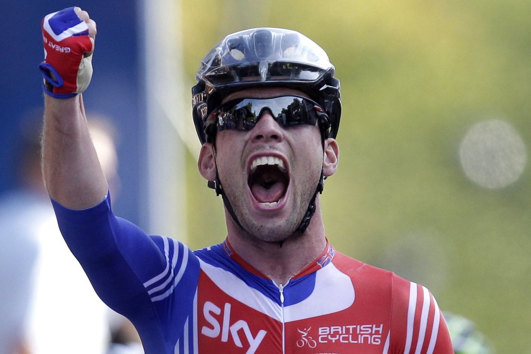 Britský cyklista Mark Cavendish projíždí jako vítěz cílem závodu s hromadným startem na mistrovství světa v Dánsku