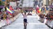 Nizozemský závodník Mathieu van der Poel oslavuje vítězství na mistrovství světa v Glasgow