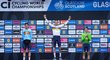 Nizozemský cyklista Mathieu van der Poel oslavuje triumf na mistrovství světa v Glasgow