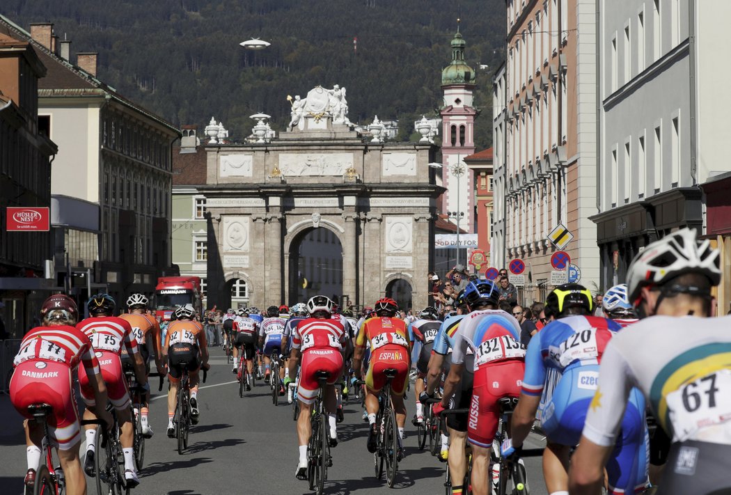 Peloton silničního závodu na MS v cyklistice v rakouském Innsbrucku